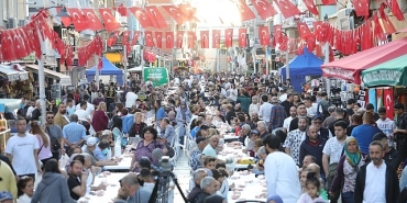 bayraklida-iftar-sofralari-ve-ramazan-senlikleri.jpg