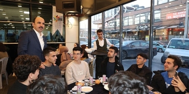 baskan-altay-iftarda-universiteli-genclerle-bulustu.jpg