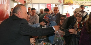 baskan-ozelden-kadinlara-8-mart-hediyesi-12-bin-cicek-fidesi-dagitildi.jpg