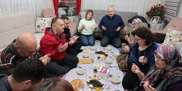 baskan-pehlivan-orucunu-sehit-ailesiyle-acti.jpg