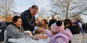 izmir-buyuksehir-belediyesinin-iftar-sofrasi-urlada-kuruldu.jpg