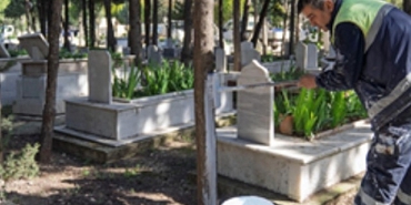 izmirde-bayram-oncesi-mezarliklara-ozel-bakim.jpg