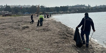 mavisehir-sahilinde-detayli-temizlik-calismasi-yapildi.jpg