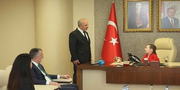baskan-buyukakin-gelenegi-bozmadi-cocuk-bayraminda-baskan-damla-oldu.jpg