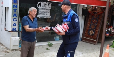 efes-selcuk-sokaklari-bayraklarla-donatildi-23-nisan-sevincinden-19-mayis-coskusuna.jpg