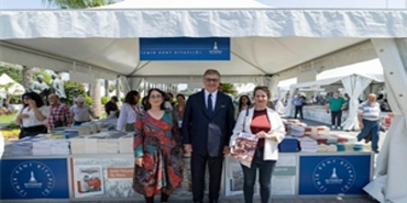 izmir-kultur-mekan-insan-dergisi-izmir-kitap-fuarinda-okuyucu-ile-bulustu.jpg