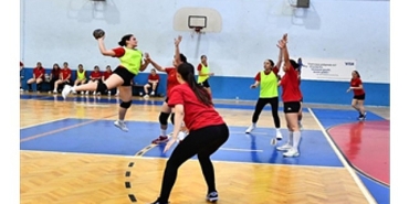 izmir-buyuksehir-belediyesi-spor-kulubu-hentbol-takimlariyla-parliyor.jpg
