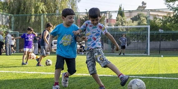 Yenişehir Belediyesi çocuklar için mahallelerde halı saha açmaya devam ediyor