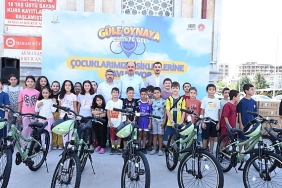baskan-altay-gule-oynaya-camiye-gel-projesinde-12-binden-fazla-cocuk-bisikletlerine-kavustu.jpg