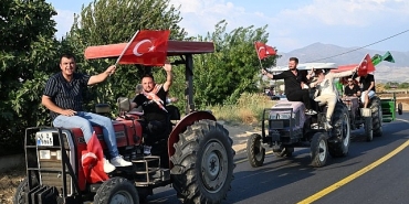 baskan-dutlulu-ilgin-mahallesinde-traktor-konvoyu-ile-karsilandi.jpg