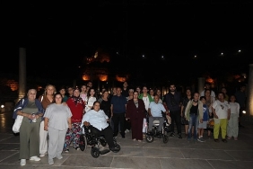 efes-selcuk-belediyesinden-engelsiz-bireylere-efeste-gece-yolculugu.jpg