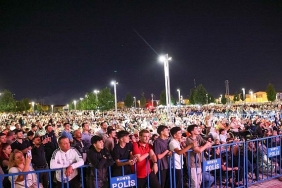 ferdi-tayfur-sarkilari-bu-kez-acik-havada-binlerce-sanatseverle-bulustu.jpg