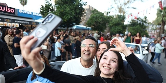antalya-altin-portakal-film-festivalinde-geleneksel-kortej-coskusu.jpg
