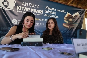 antalya-kitap-fuarinda-hafta-sonu-yogunlugu-yasandi.jpg