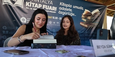 antalya-kitap-fuarinda-hafta-sonu-yogunlugu-yasandi.jpg