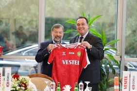 baskan-besim-dutlulu-ve-kadin-voleybol-takimindan-vestele-ziyaret.jpg
