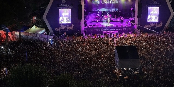 baskan-cercioglu-sevilen-sanatcilari-genclerle-bulusturmaya-devam-ediyor.jpg