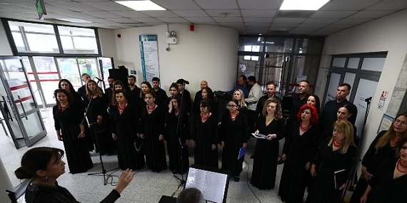 baskan-onur-yigitten-personeli-duygulandiran-cumhuriyet-surprizi.jpg