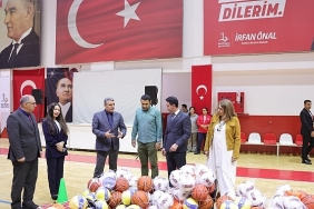 bayraklidaki-okullara-spor-malzemesi-destegi.jpg