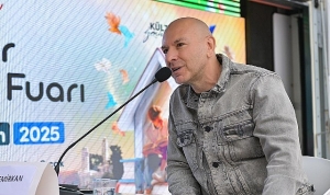demir-demirkan-bu-kez-edebiyat-sahnesinde-hayranlari-ile-bulustu.jpg