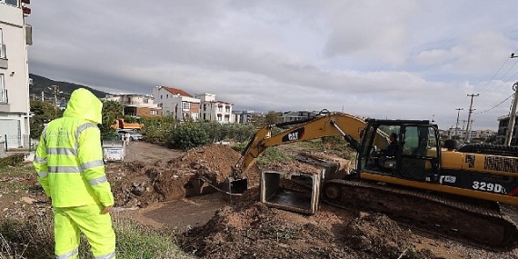 izmir-buyuksehir-belediyesi-ekipleri-bergamada-asiri-yagislarla-mucadele-ediyor.jpg