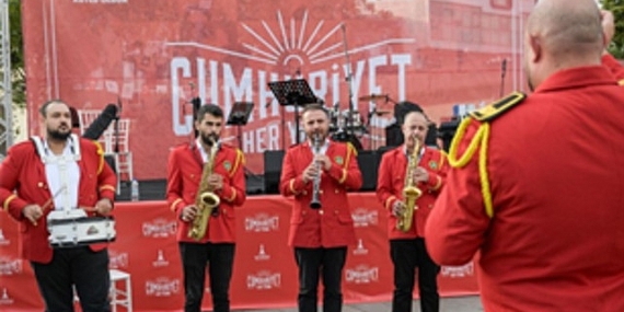 izmirde-cumhuriyet-coskusu-basladi.jpg