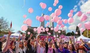 meme-kanseri-farkindaligi-icin-bakirkoyde-gokyuzune-pembe-balonlar-ucuruldu.jpg
