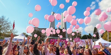 meme-kanseri-farkindaligi-icin-bakirkoyde-gokyuzune-pembe-balonlar-ucuruldu.jpg
