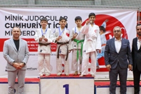 minik-sporcular-cumhuriyet-icin-ter-doktu.jpg