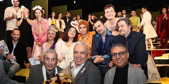 nilufer-kent-tiyatrosundan-lukus-hayat-ile-gorkemli-sezon-acilisi.jpg