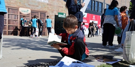 ogrenciler-kitap-fuarina-kosuyor.jpg