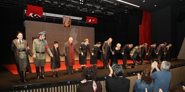 yasamak-mi-yoksa-olmek-mi-atasehirde-seyirciyle-bulustu.jpg