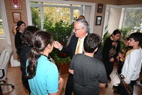 gelecegin-muzisyenlerinden-baskan-topalogluna-ogretmenler-gunu-surprizi.jpg
