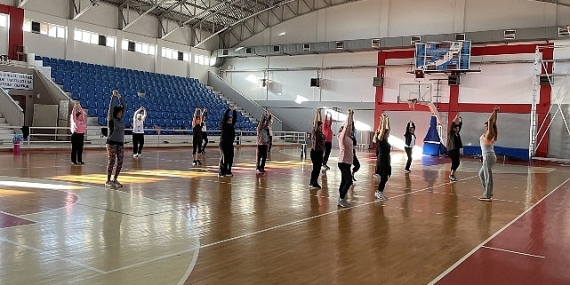 narlidere-belediyesinin-actigi-aerobik-kurslarina-katilan-kadinlar-gune-saglikli-enerjik-ve-zinde-basliyor.jpg